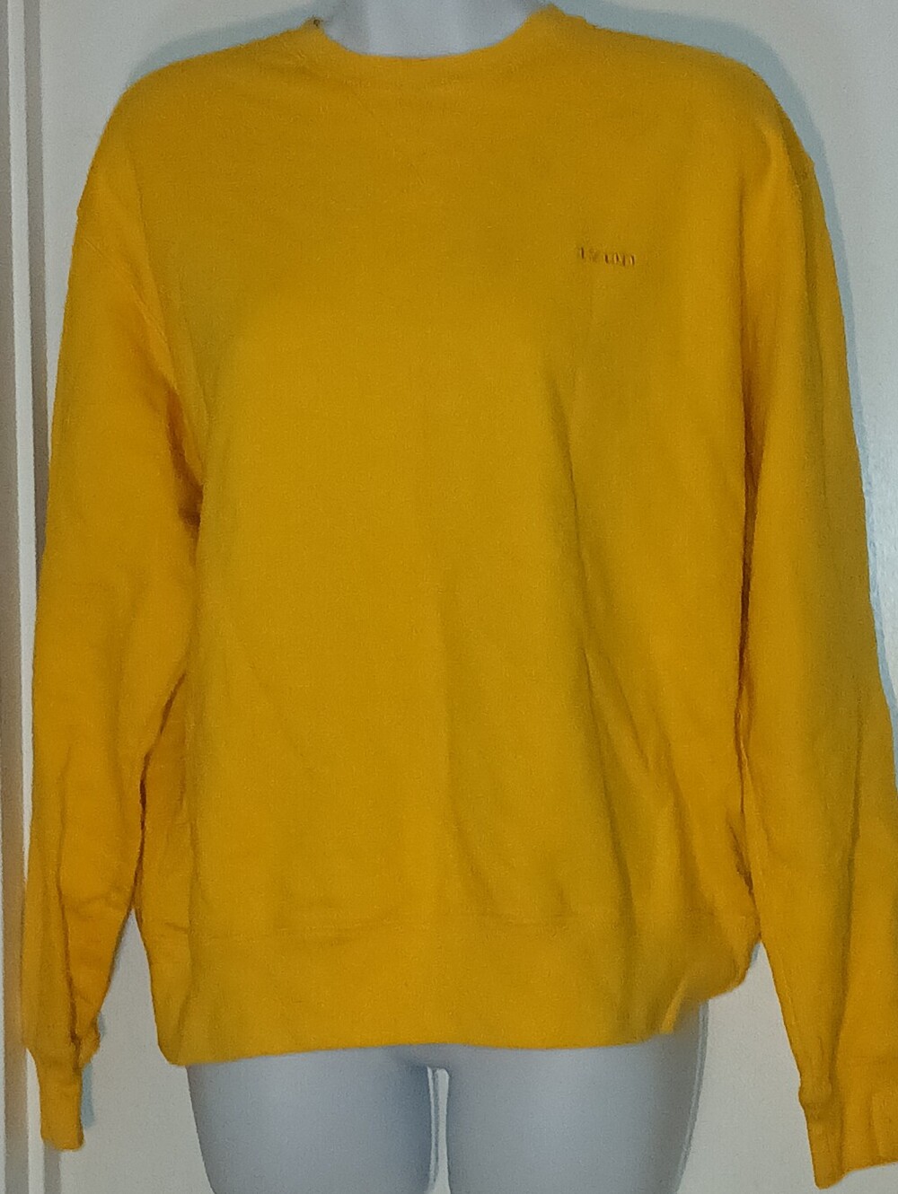 Pre-loved Unisex Izod Bright Yellow Crewneck Sweatshirt.
